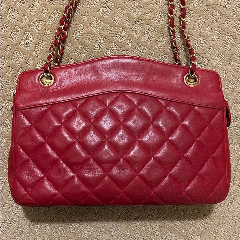 CHANEL Red Quilted Leather Shoulder Bag with Gold Chain
